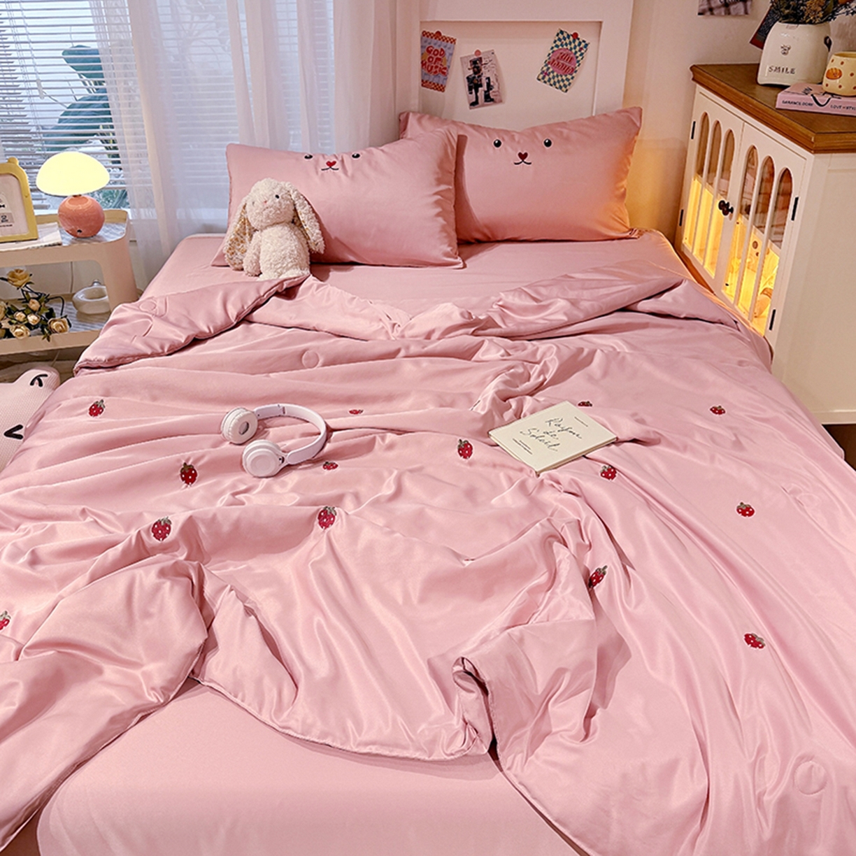 91家纺网 家纺一手货源 找家纺 色鬼布艺高端家居主号 2026春夏新款小清新元气刺绣水洗真丝夏被夏凉被空调被 草莓-豆沙