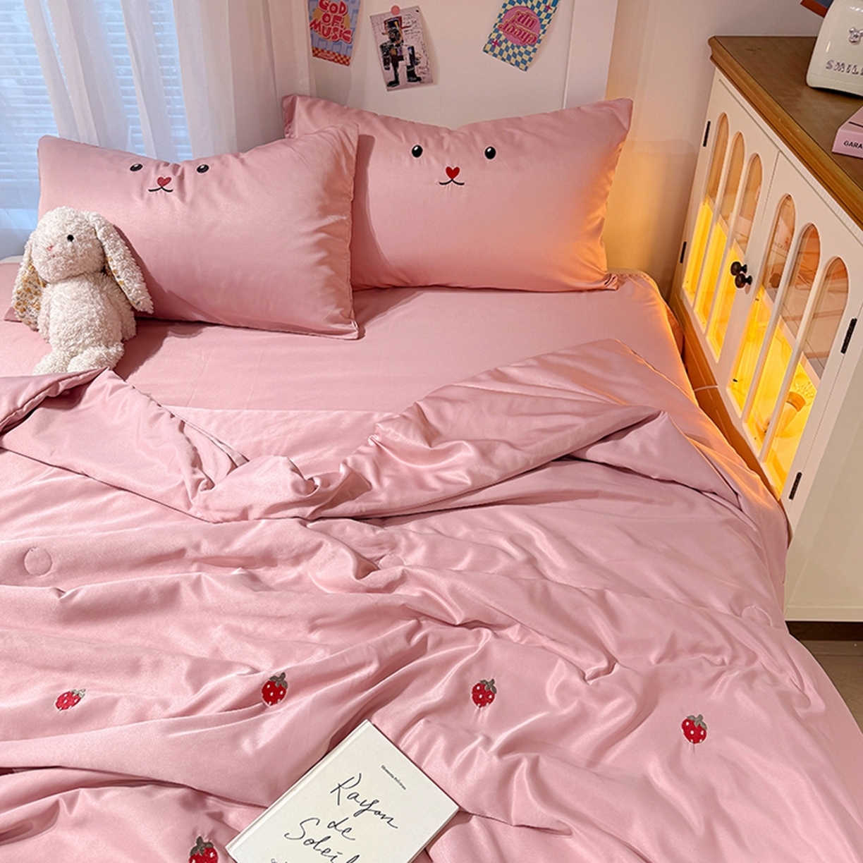 91家纺网 家纺一手货源 找家纺 色鬼布艺高端家居主号 2026春夏新款小清新元气刺绣水洗真丝夏被夏凉被空调被 草莓-豆沙