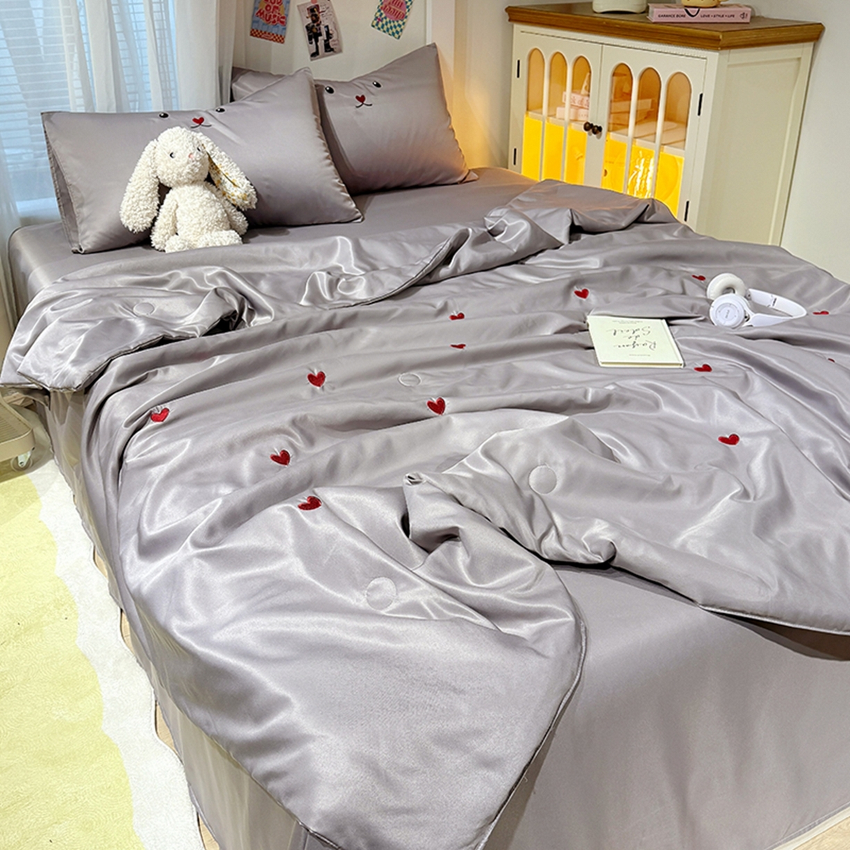 91家纺网 家纺一手货源 找家纺 色鬼布艺高端家居主号 2026春夏新款小清新元气刺绣水洗真丝夏被夏凉被空调被 爱心-灰