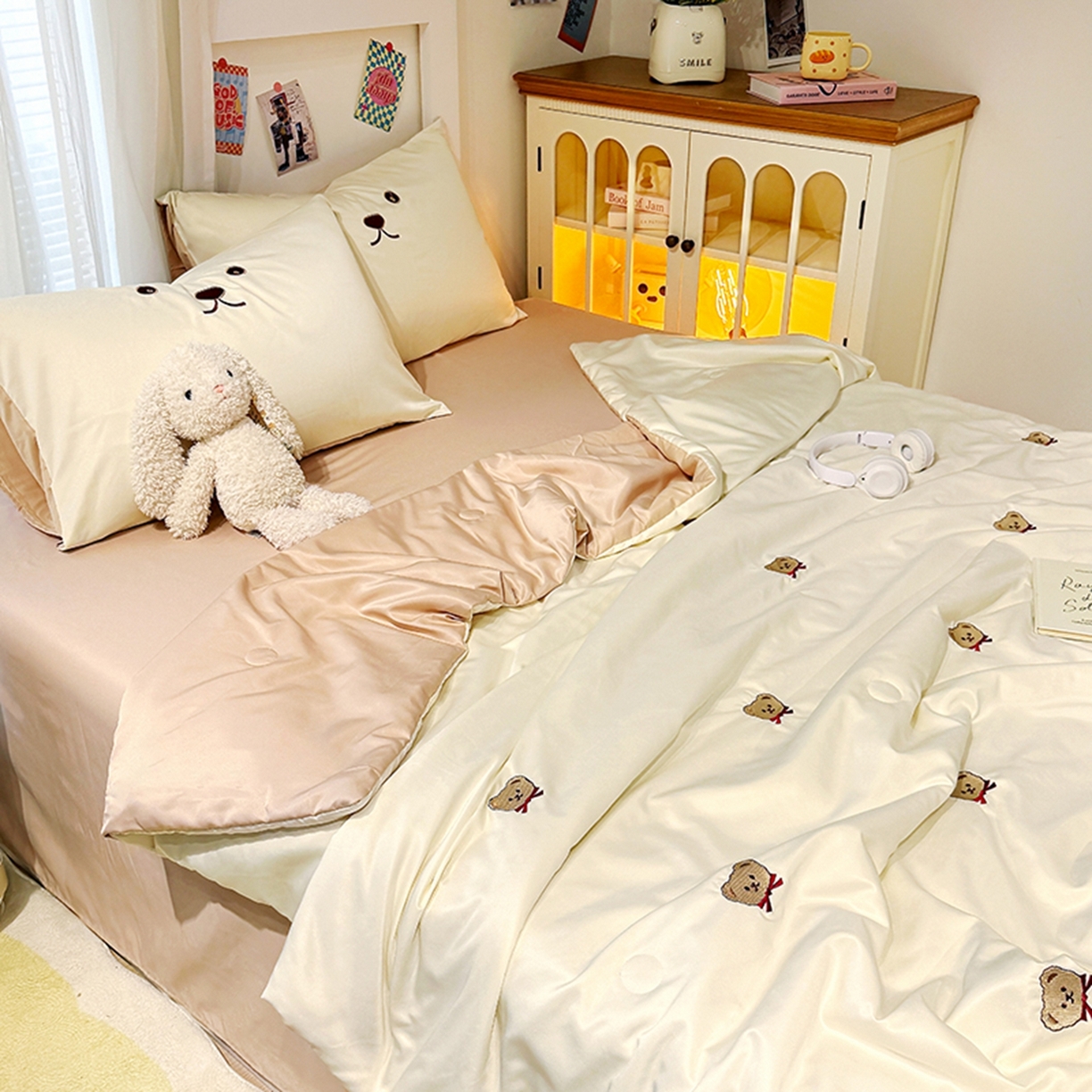 91家纺网 家纺一手货源 找家纺 色鬼布艺高端家居主号 2026春夏新款小清新元气刺绣水洗真丝夏被夏凉被空调被 小熊-白咖