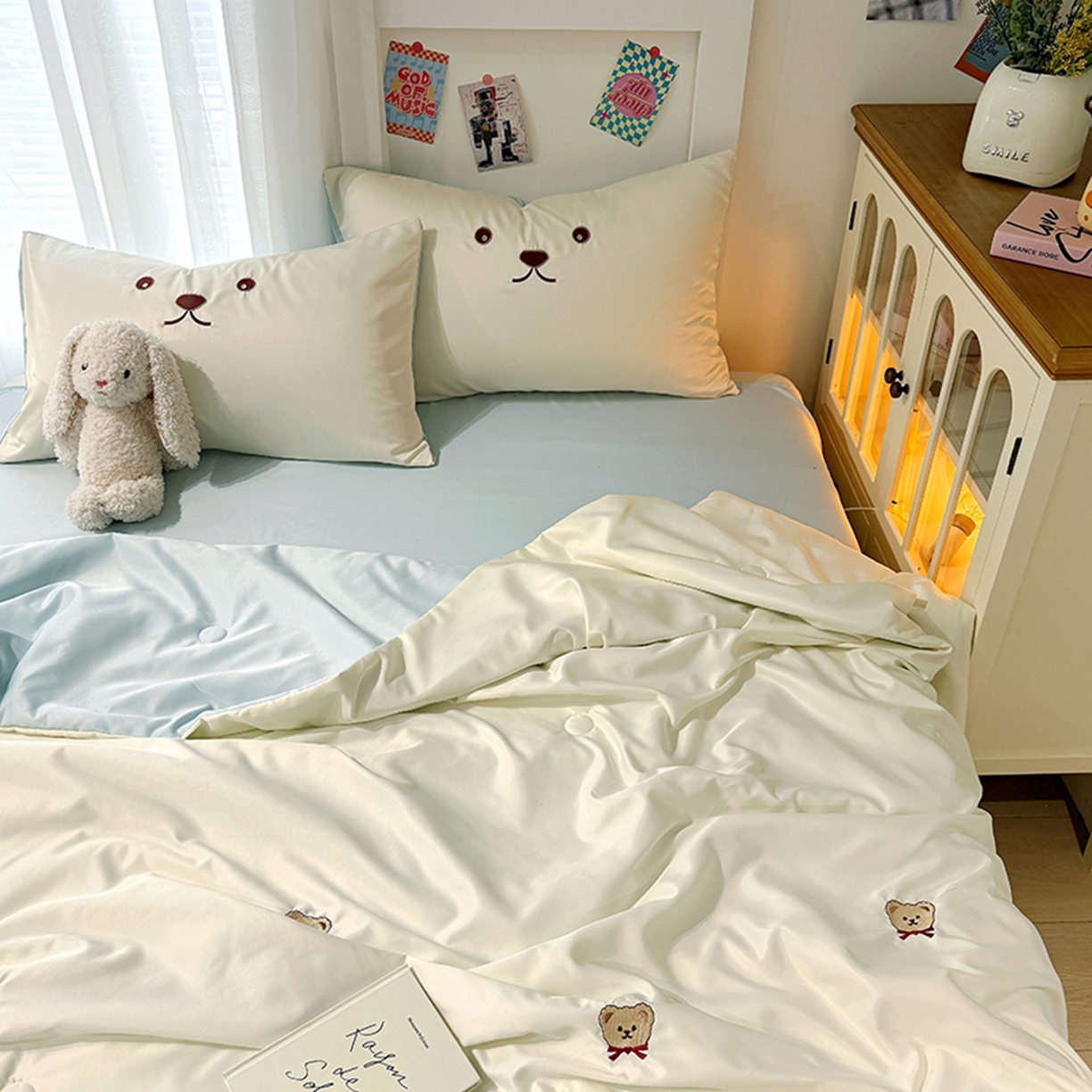 91家纺网 家纺一手货源 找家纺 色鬼布艺高端家居主号 2026春夏新款小清新元气刺绣水洗真丝夏被夏凉被空调被 小熊-白蓝