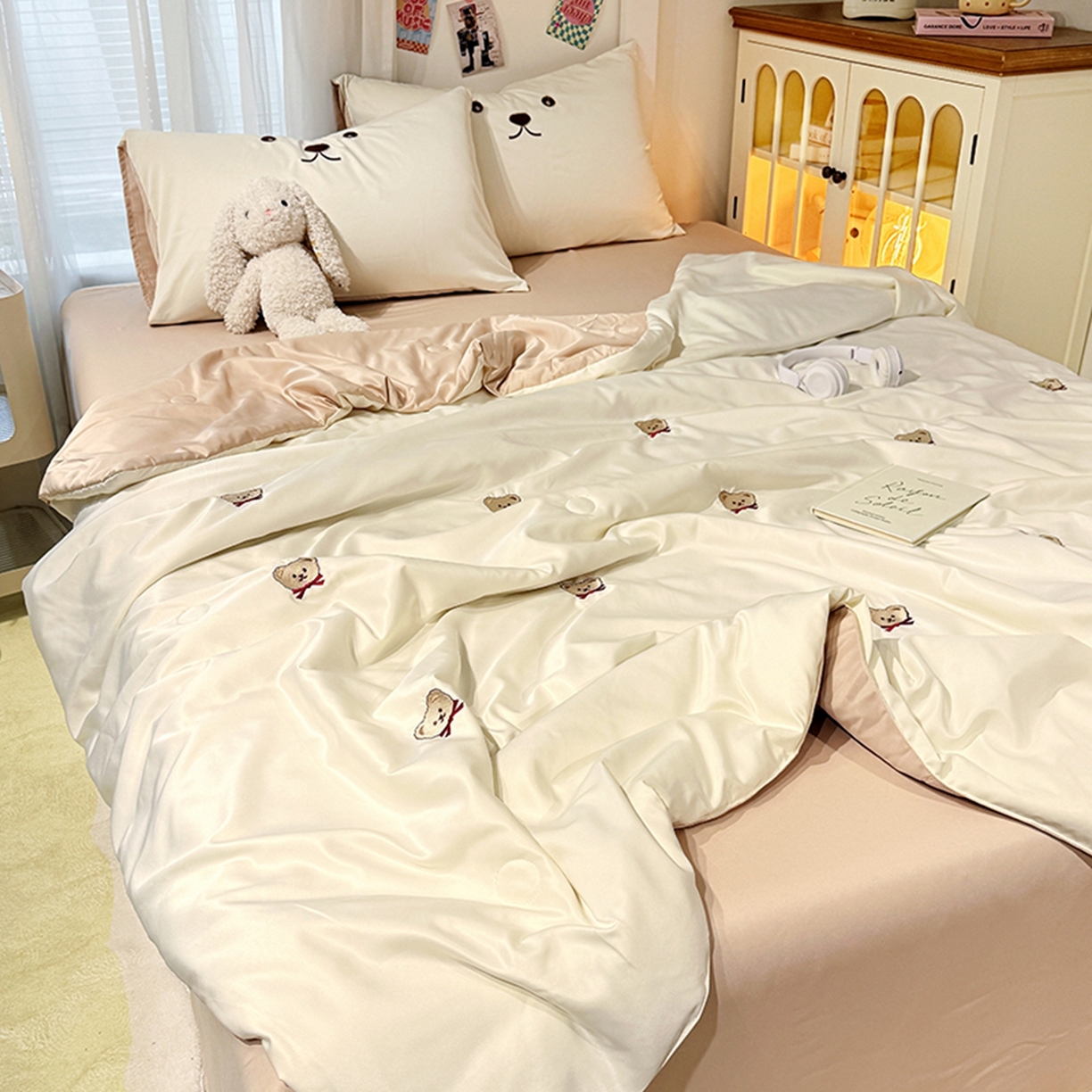 91家纺网 家纺一手货源 找家纺 色鬼布艺高端家居主号 2026春夏新款小清新元气刺绣水洗真丝夏被夏凉被空调被 小熊-白咖