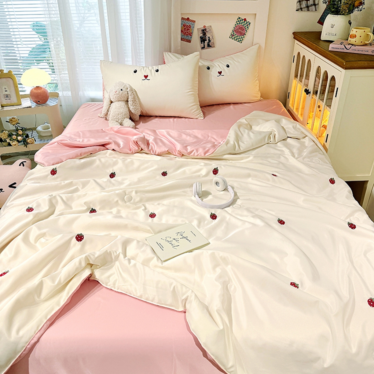 91家纺网 家纺一手货源 找家纺 色鬼布艺高端家居主号 2026春夏新款小清新元气刺绣水洗真丝夏被夏凉被空调被 草莓-白粉