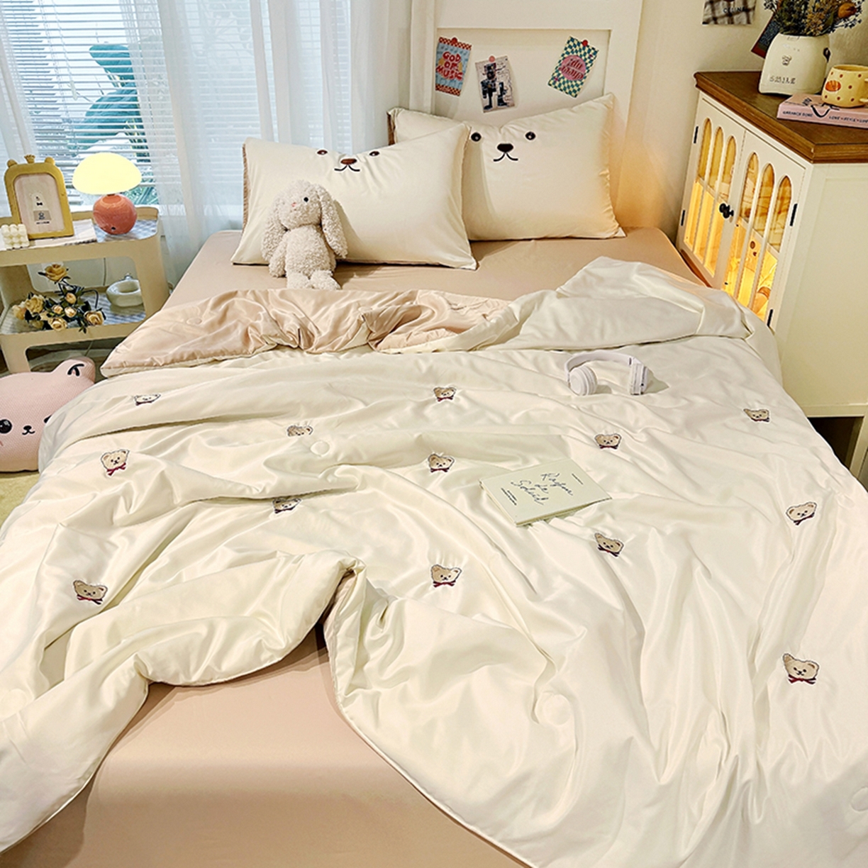 91家纺网 家纺一手货源 找家纺 色鬼布艺高端家居主号 2026春夏新款小清新元气刺绣水洗真丝夏被夏凉被空调被 小熊-白咖