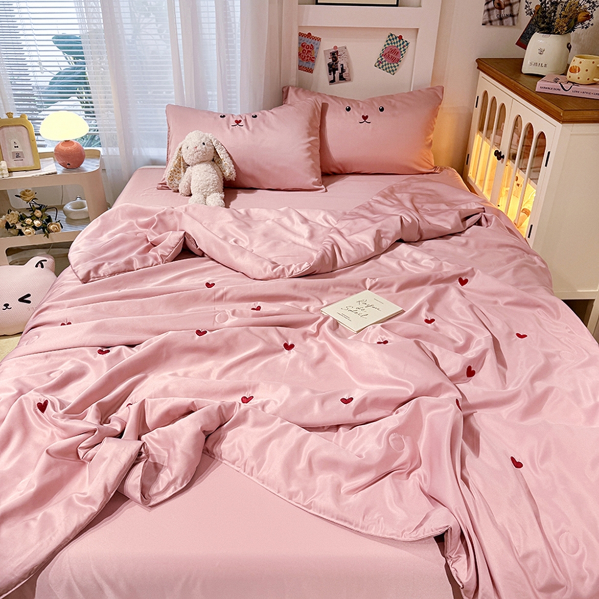 91家纺网 家纺一手货源 找家纺 色鬼布艺高端家居主号 2026春夏新款小清新元气刺绣水洗真丝夏被夏凉被空调被 爱心-豆沙