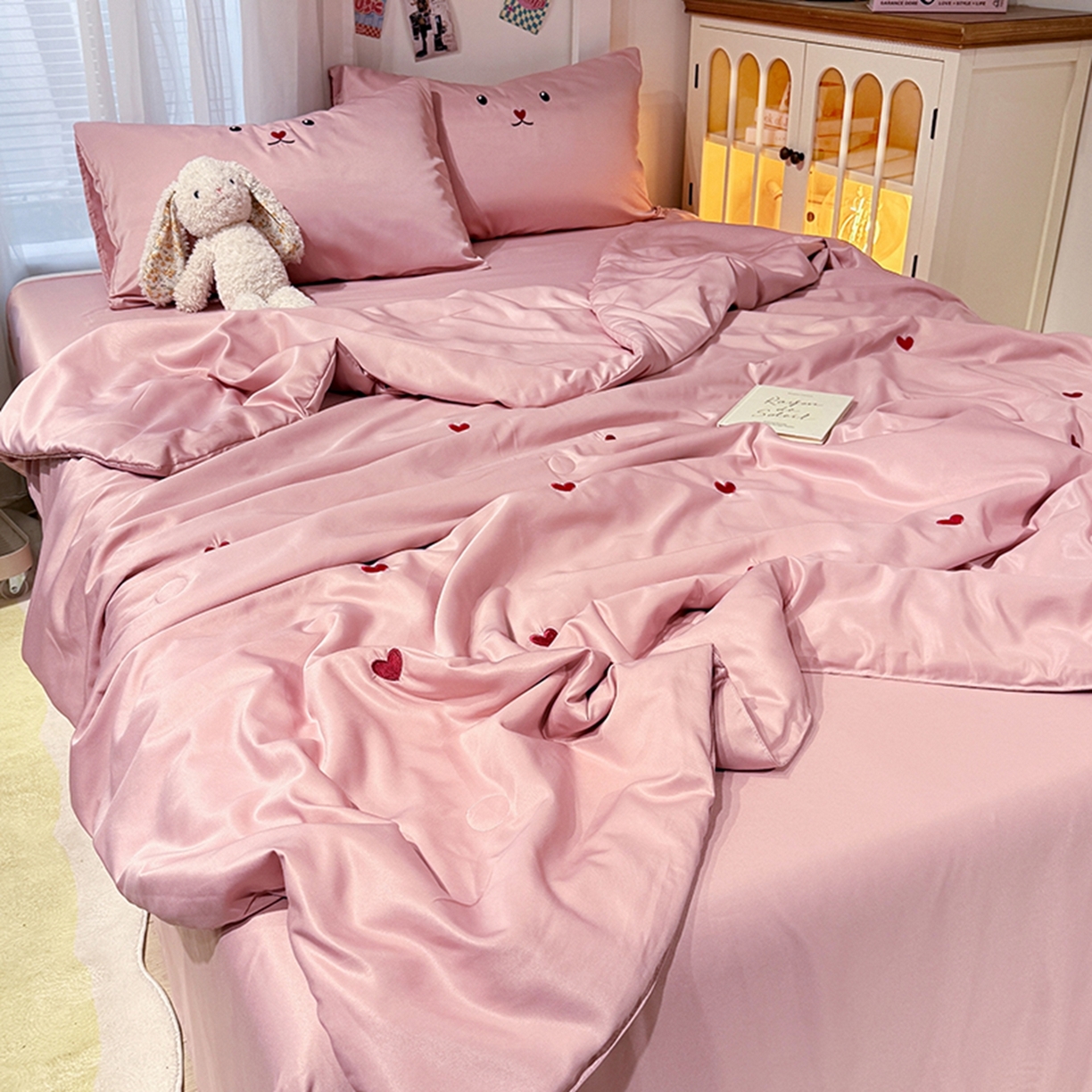 91家纺网 家纺一手货源 找家纺 色鬼布艺高端家居主号 2026春夏新款小清新元气刺绣水洗真丝夏被夏凉被空调被 爱心-豆沙