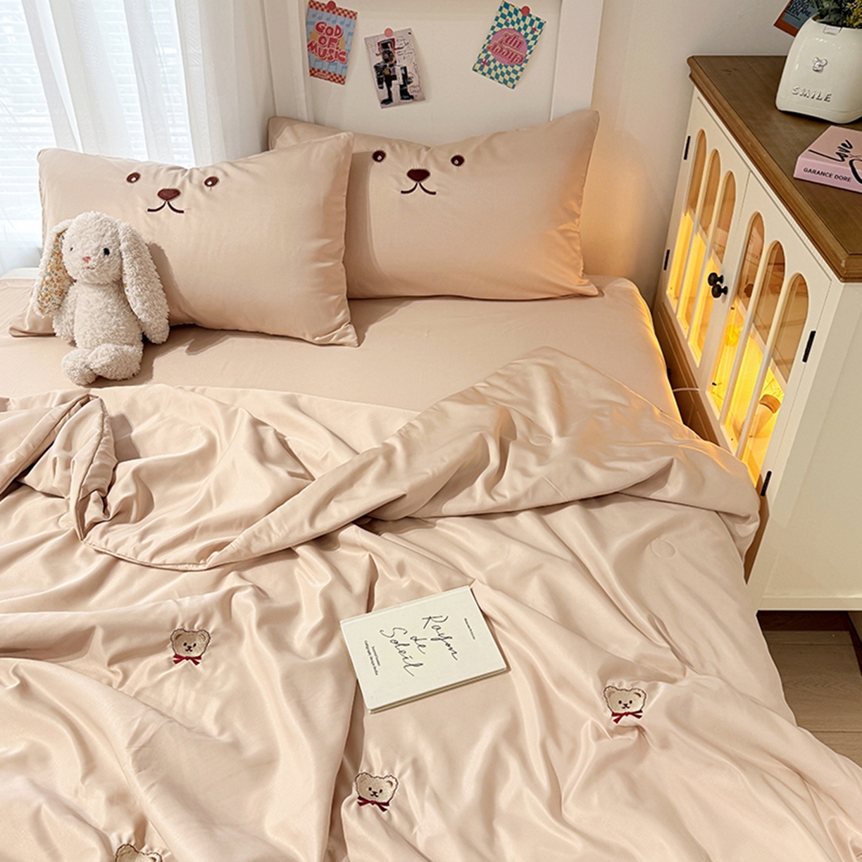 91家纺网 家纺一手货源 找家纺 色鬼布艺高端家居主号 2026春夏新款小清新元气刺绣水洗真丝夏被夏凉被空调被 小熊-奶咖