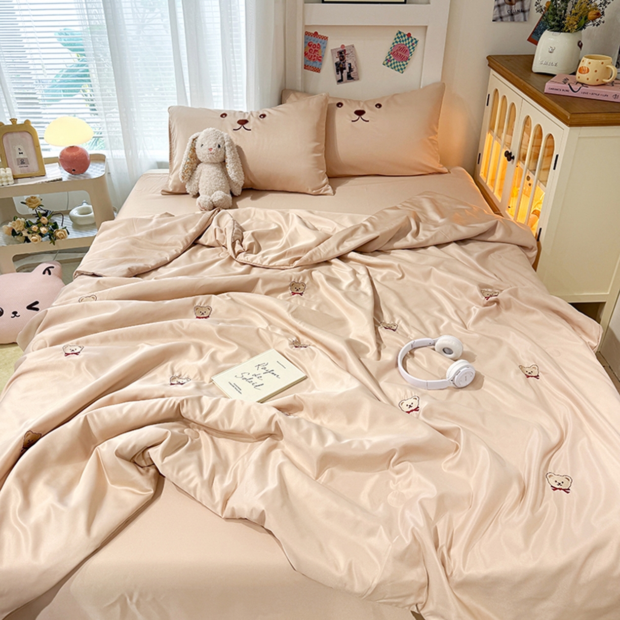 91家纺网 家纺一手货源 找家纺 色鬼布艺高端家居主号 2026春夏新款小清新元气刺绣水洗真丝夏被夏凉被空调被 小熊-奶咖