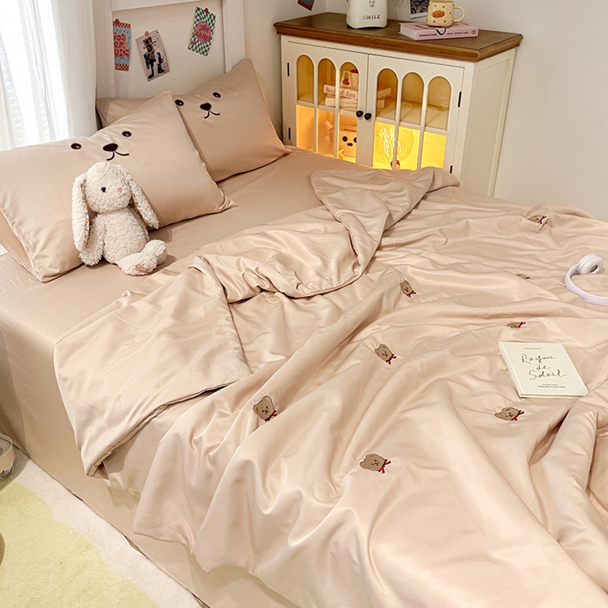 91家纺网 家纺一手货源 找家纺 色鬼布艺高端家居主号 2026春夏新款小清新元气刺绣水洗真丝夏被夏凉被空调被 小熊-奶咖