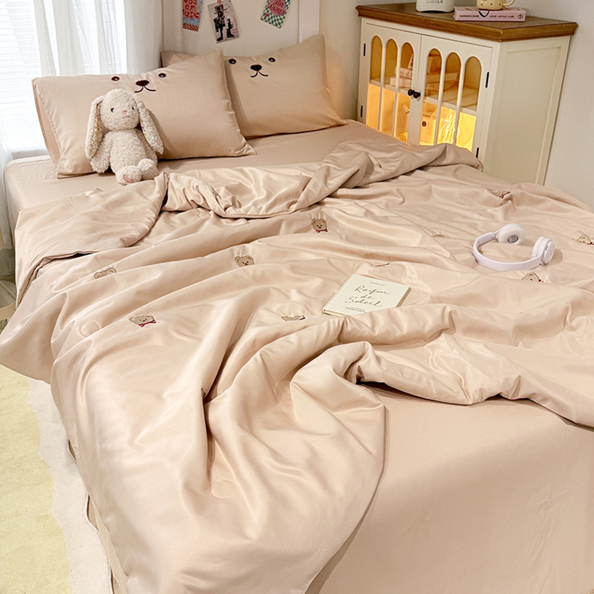 91家纺网 家纺一手货源 找家纺 色鬼布艺高端家居主号 2026春夏新款小清新元气刺绣水洗真丝夏被夏凉被空调被 小熊-奶咖