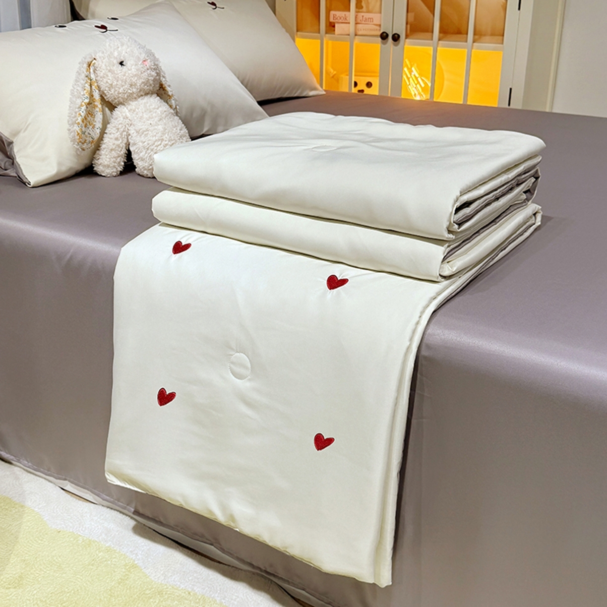 色鬼布艺高端家居主号 2026春夏新款小清新元气刺绣水洗真丝夏被夏凉被空调被 爱心-白灰