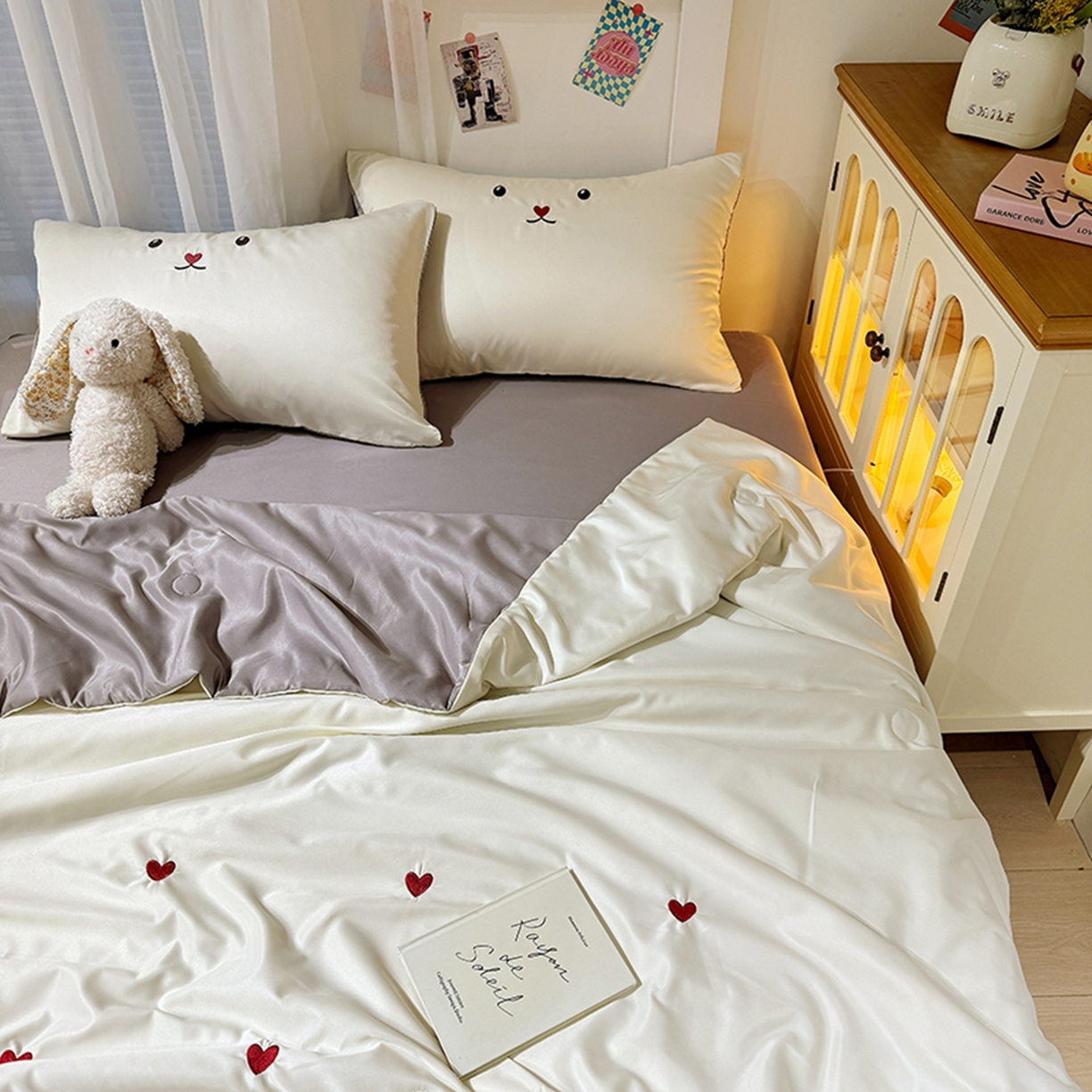 91家纺网 家纺一手货源 找家纺 色鬼布艺高端家居主号 2026春夏新款小清新元气刺绣水洗真丝夏被夏凉被空调被 爱心-白灰