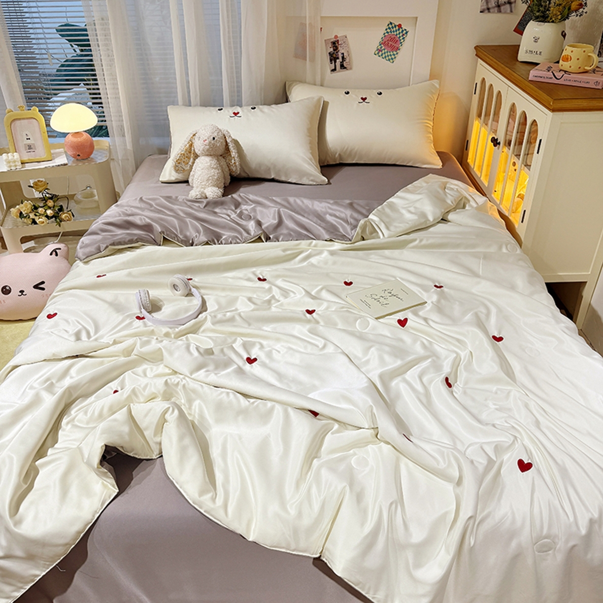 91家纺网 家纺一手货源 找家纺 色鬼布艺高端家居主号 2026春夏新款小清新元气刺绣水洗真丝夏被夏凉被空调被 爱心-白灰