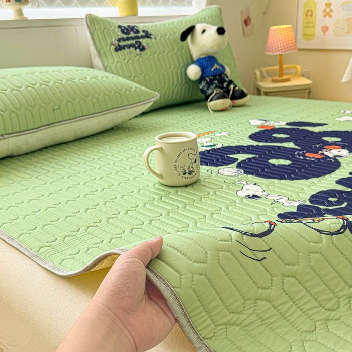 91家纺网 家纺一手货源 找家纺 色鬼布艺高端家居主号 2026新款卡通史努比凉感丝乳胶席子凉席夏被夏凉被空调被 史努比街头滑板