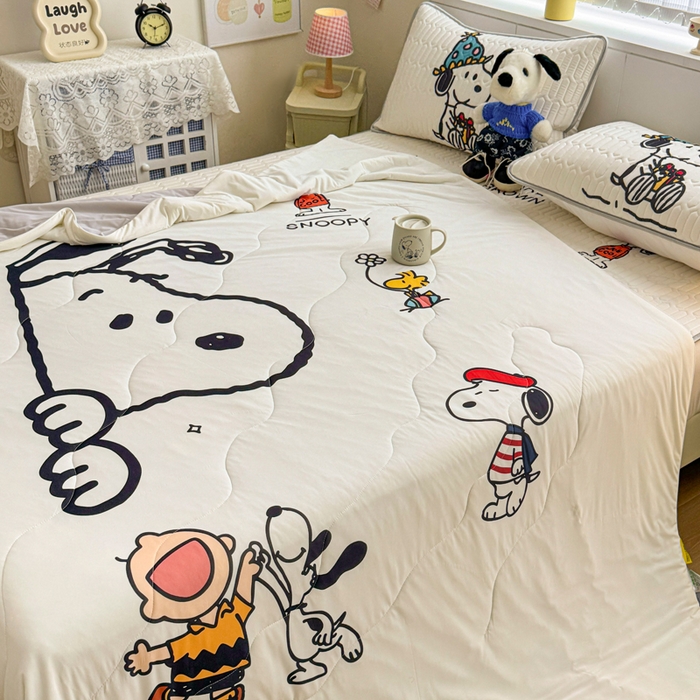 91家纺网 家纺一手货源 找家纺 色鬼布艺高端家居主号 2026新款卡通史努比凉感丝乳胶席子凉席夏被夏凉被空调被 史努比快乐世界