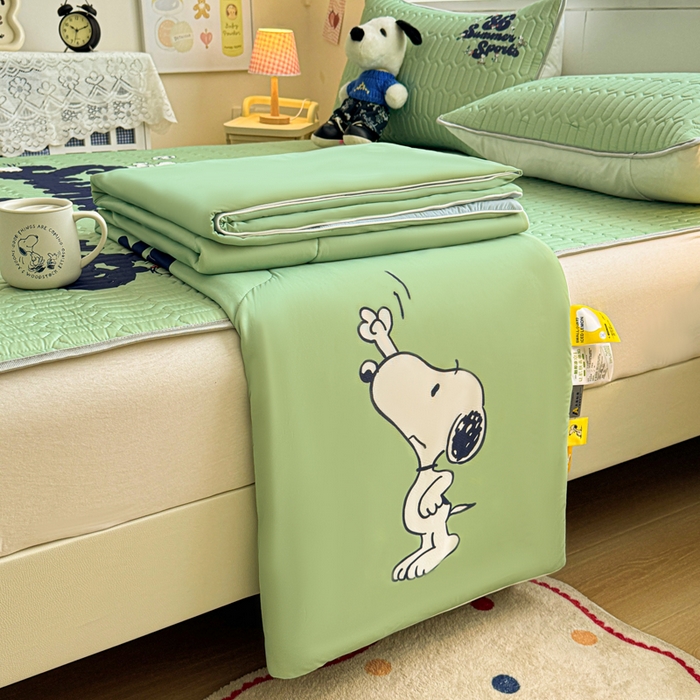 91家纺网 家纺一手货源 找家纺 色鬼布艺高端家居主号 2026新款卡通史努比凉感丝乳胶席子凉席夏被夏凉被空调被 史努比街头滑板