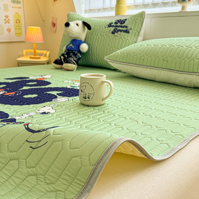 91家纺网 家纺一手货源 找家纺 色鬼布艺高端家居主号 2026新款卡通史努比凉感丝乳胶席子凉席夏被夏凉被空调被 史努比街头滑板