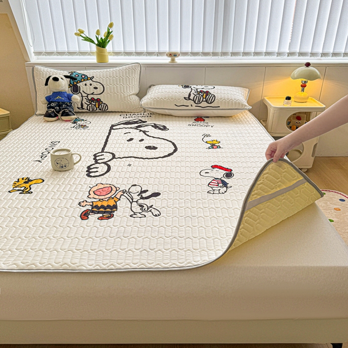 91家纺网 家纺一手货源 找家纺 色鬼布艺高端家居主号 2026新款卡通史努比凉感丝乳胶席子凉席夏被夏凉被空调被 史努比快乐世界