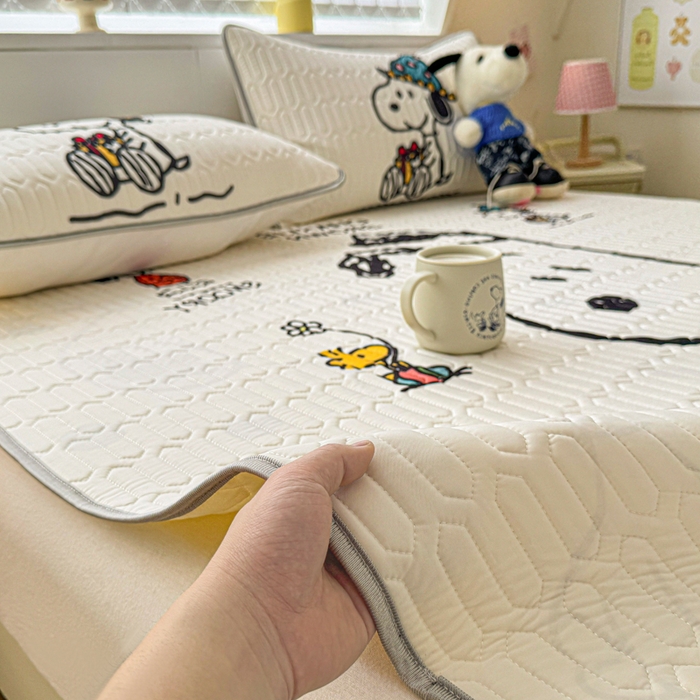 91家纺网 家纺一手货源 找家纺 色鬼布艺高端家居主号 2026新款卡通史努比凉感丝乳胶席子凉席夏被夏凉被空调被 史努比快乐世界