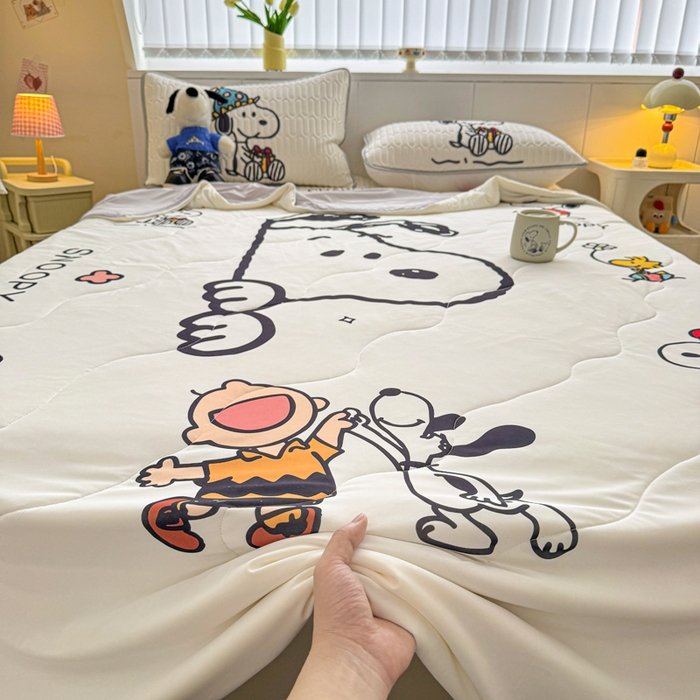 91家纺网 家纺一手货源 找家纺 色鬼布艺高端家居主号 2026新款卡通史努比凉感丝乳胶席子凉席夏被夏凉被空调被 史努比快乐世界