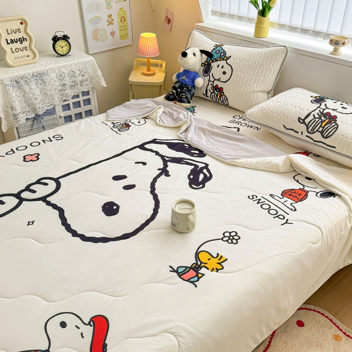 91家纺网 家纺一手货源 找家纺 色鬼布艺高端家居主号 2026新款卡通史努比凉感丝乳胶席子凉席夏被夏凉被空调被 史努比快乐世界