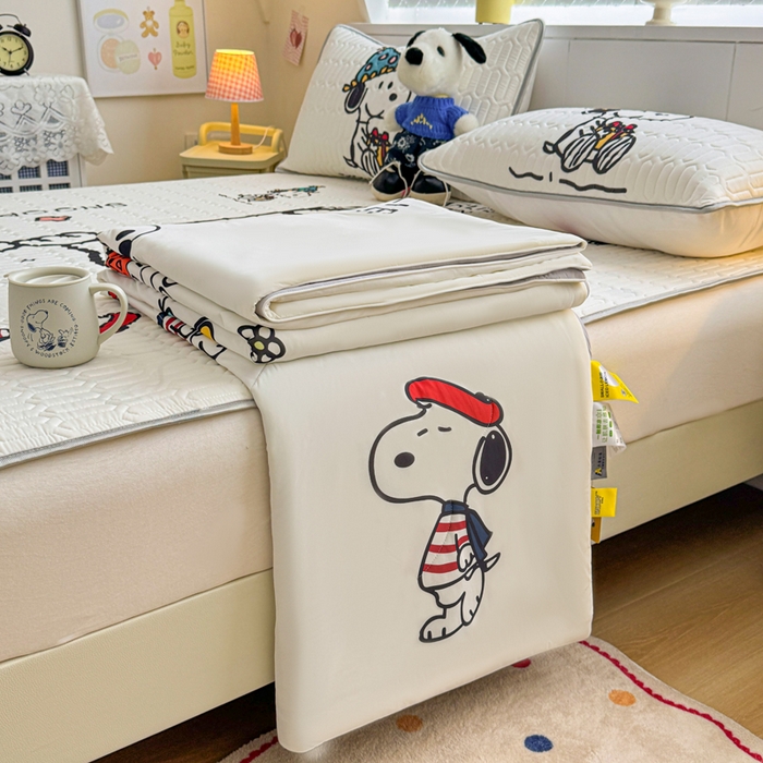 91家纺网 家纺一手货源 找家纺 色鬼布艺高端家居主号 2026新款卡通史努比凉感丝乳胶席子凉席夏被夏凉被空调被 史努比快乐世界