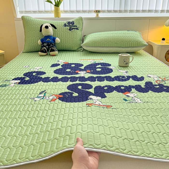 91家纺网 家纺一手货源 找家纺 色鬼布艺高端家居主号 2026新款卡通史努比凉感丝乳胶席子凉席夏被夏凉被空调被 史努比街头滑板