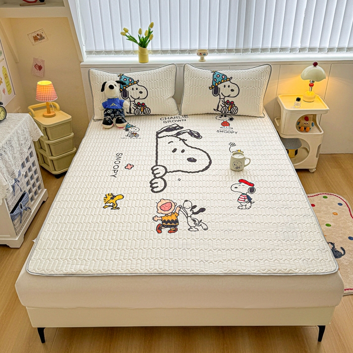 91家纺网 家纺一手货源 找家纺 色鬼布艺高端家居主号 2026新款卡通史努比凉感丝乳胶席子凉席夏被夏凉被空调被 史努比快乐世界