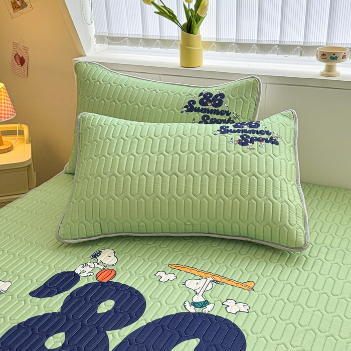 91家纺网 家纺一手货源 找家纺 色鬼布艺高端家居主号 2026新款卡通史努比凉感丝乳胶席子凉席夏被夏凉被空调被 史努比街头滑板