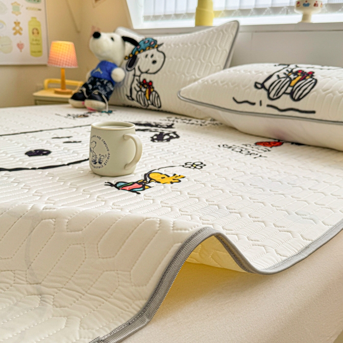 91家纺网 家纺一手货源 找家纺 色鬼布艺高端家居主号 2026新款卡通史努比凉感丝乳胶席子凉席夏被夏凉被空调被 史努比快乐世界