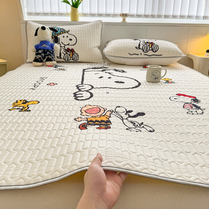 91家纺网 家纺一手货源 找家纺 色鬼布艺高端家居主号 2026新款卡通史努比凉感丝乳胶席子凉席夏被夏凉被空调被 史努比快乐世界