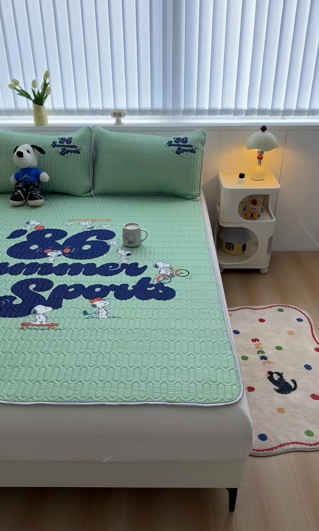 91家纺网 家纺一手货源 找家纺 色鬼布艺高端家居主号 2026新款卡通史努比凉感丝乳胶席子凉席夏被夏凉被空调被 史努比街头滑板