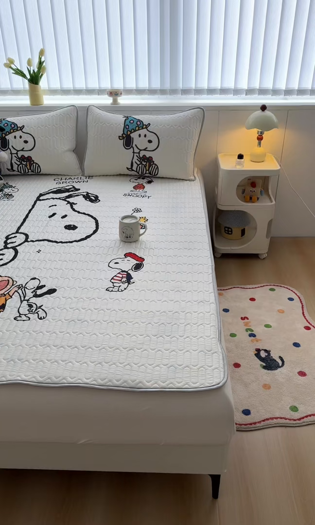 91家纺网 家纺一手货源 找家纺 色鬼布艺高端家居主号 2026新款卡通史努比凉感丝乳胶席子凉席夏被夏凉被空调被 史努比快乐世界