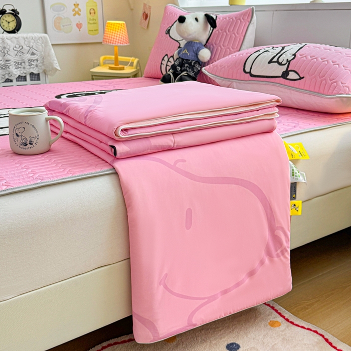 91家纺网 家纺一手货源 找家纺 色鬼布艺高端家居主号 2026新款卡通史努比凉感丝乳胶席子凉席夏被夏凉被空调被 史努比樱花粉