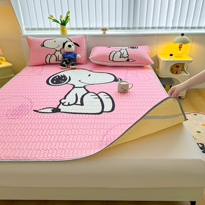 91家纺网 家纺一手货源 找家纺 色鬼布艺高端家居主号 2026新款卡通史努比凉感丝乳胶席子凉席夏被夏凉被空调被 史努比樱花粉