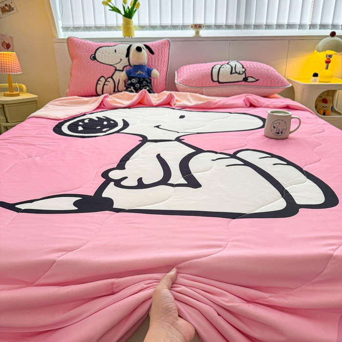 91家纺网 家纺一手货源 找家纺 色鬼布艺高端家居主号 2026新款卡通史努比凉感丝乳胶席子凉席夏被夏凉被空调被 史努比樱花粉