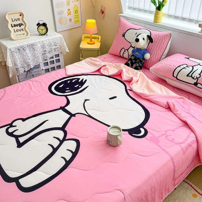 91家纺网 家纺一手货源 找家纺 色鬼布艺高端家居主号 2026新款卡通史努比凉感丝乳胶席子凉席夏被夏凉被空调被 史努比樱花粉