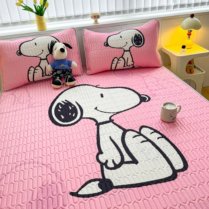 91家纺网 家纺一手货源 找家纺 色鬼布艺高端家居主号 2026新款卡通史努比凉感丝乳胶席子凉席夏被夏凉被空调被 史努比樱花粉