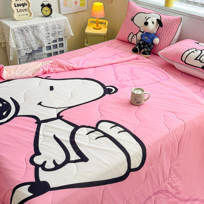 91家纺网 家纺一手货源 找家纺 色鬼布艺高端家居主号 2026新款卡通史努比凉感丝乳胶席子凉席夏被夏凉被空调被 史努比樱花粉