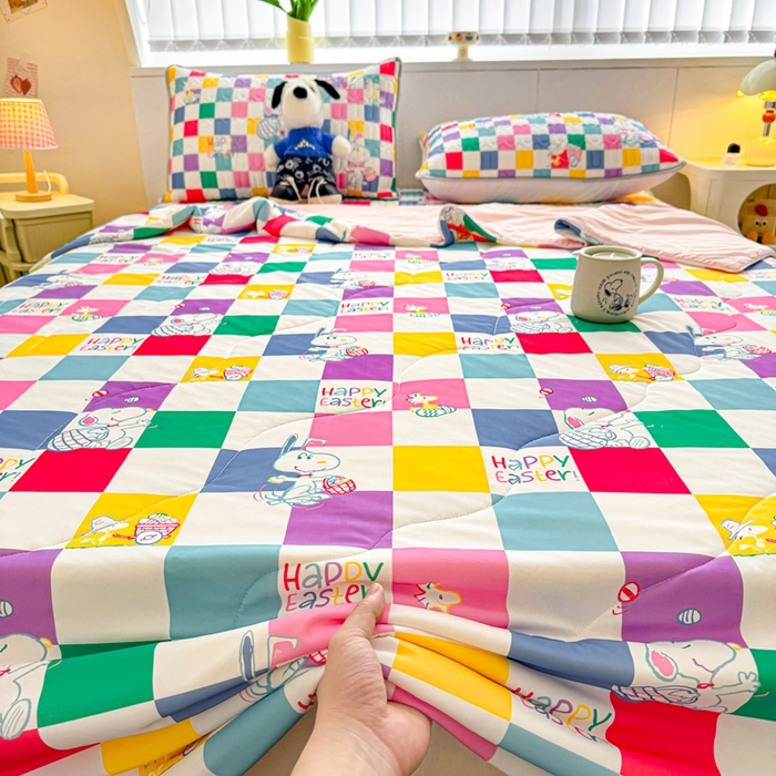 91家纺网 家纺一手货源 找家纺 色鬼布艺高端家居主号 2026新款卡通史努比凉感丝乳胶席子凉席夏被夏凉被空调被 史努比彩虹格