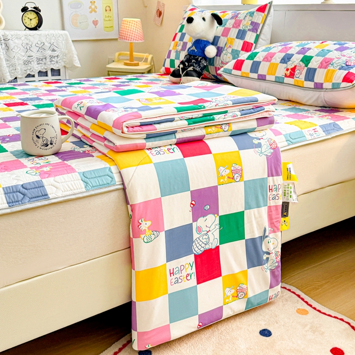 91家纺网 家纺一手货源 找家纺 色鬼布艺高端家居主号 2026新款卡通史努比凉感丝乳胶席子凉席夏被夏凉被空调被 史努比彩虹格