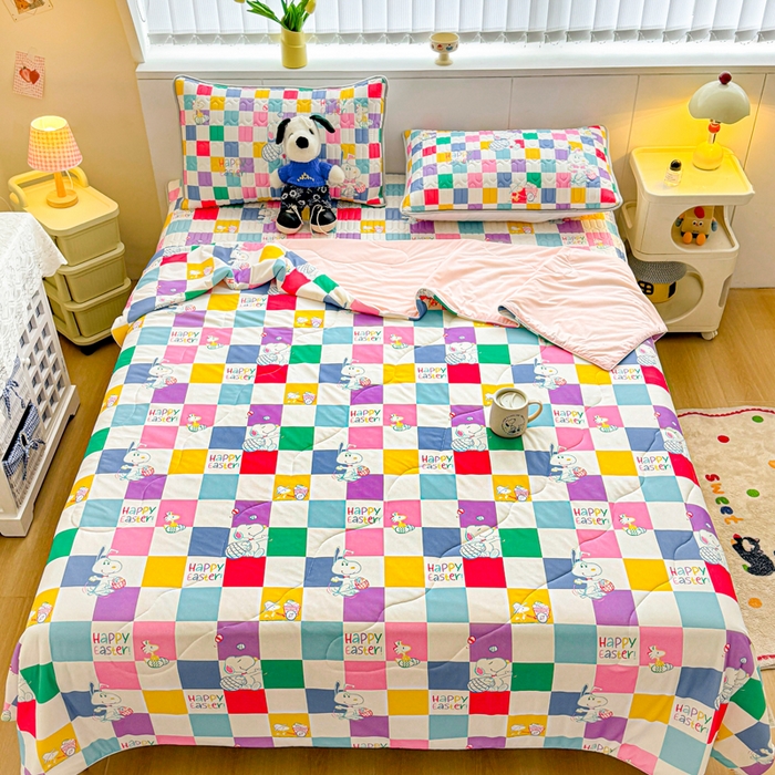 91家纺网 家纺一手货源 找家纺 色鬼布艺高端家居主号 2026新款卡通史努比凉感丝乳胶席子凉席夏被夏凉被空调被 史努比彩虹格