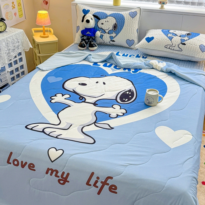 91家纺网 家纺一手货源 找家纺 色鬼布艺高端家居主号 2026新款卡通史努比凉感丝乳胶席子凉席夏被夏凉被空调被 史努比爱心