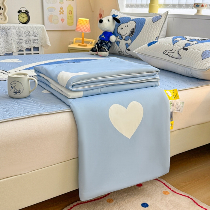 91家纺网 家纺一手货源 找家纺 色鬼布艺高端家居主号 2026新款卡通史努比凉感丝乳胶席子凉席夏被夏凉被空调被 史努比爱心