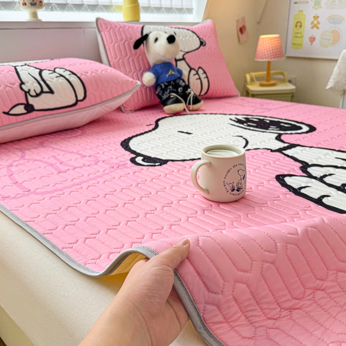 91家纺网 家纺一手货源 找家纺 色鬼布艺高端家居主号 2026新款卡通史努比凉感丝乳胶席子凉席夏被夏凉被空调被 史努比樱花粉