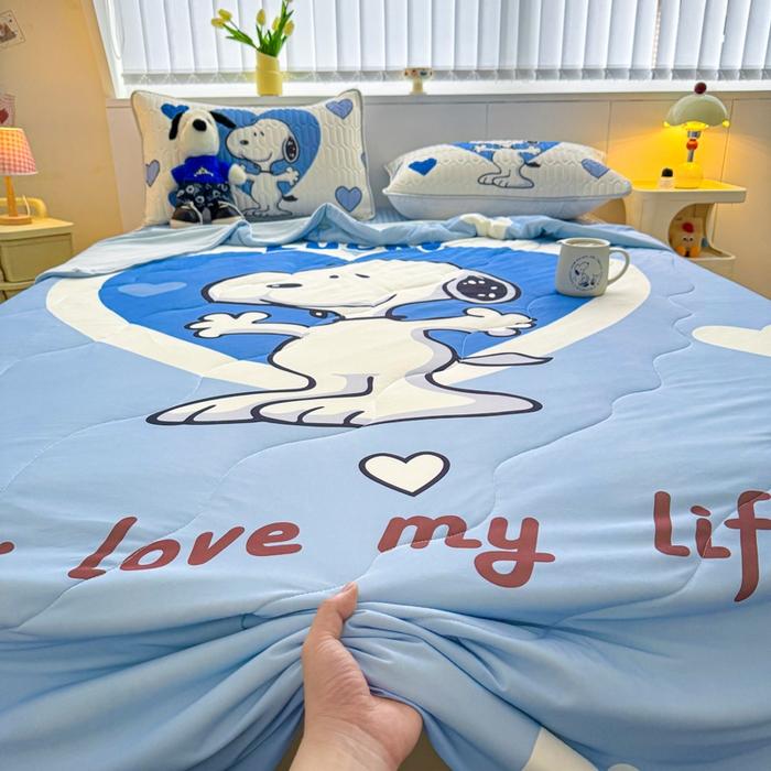 91家纺网 家纺一手货源 找家纺 色鬼布艺高端家居主号 2026新款卡通史努比凉感丝乳胶席子凉席夏被夏凉被空调被 史努比爱心