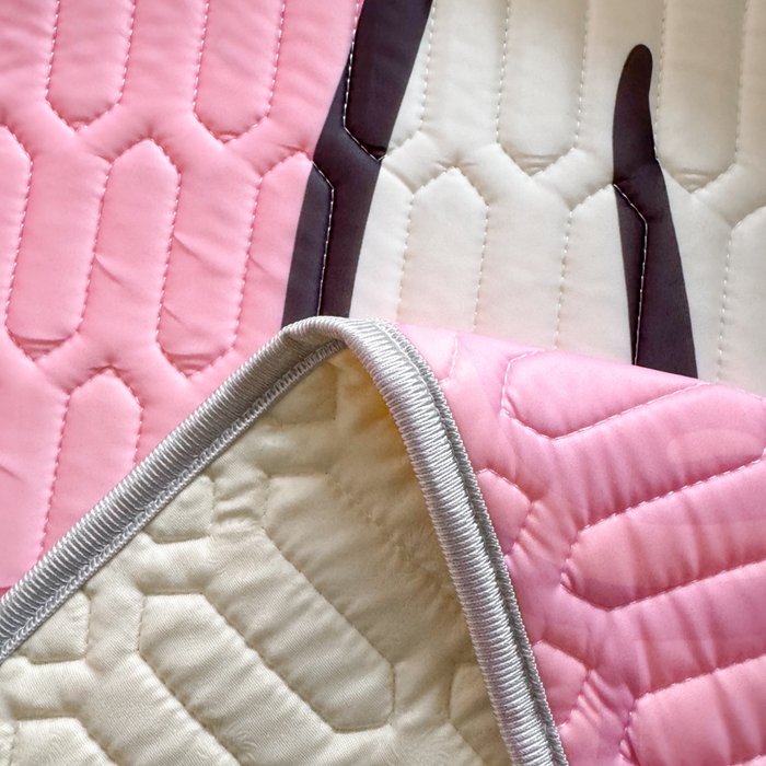 91家纺网 家纺一手货源 找家纺 色鬼布艺高端家居主号 2026新款卡通史努比凉感丝乳胶席子凉席夏被夏凉被空调被 史努比樱花粉