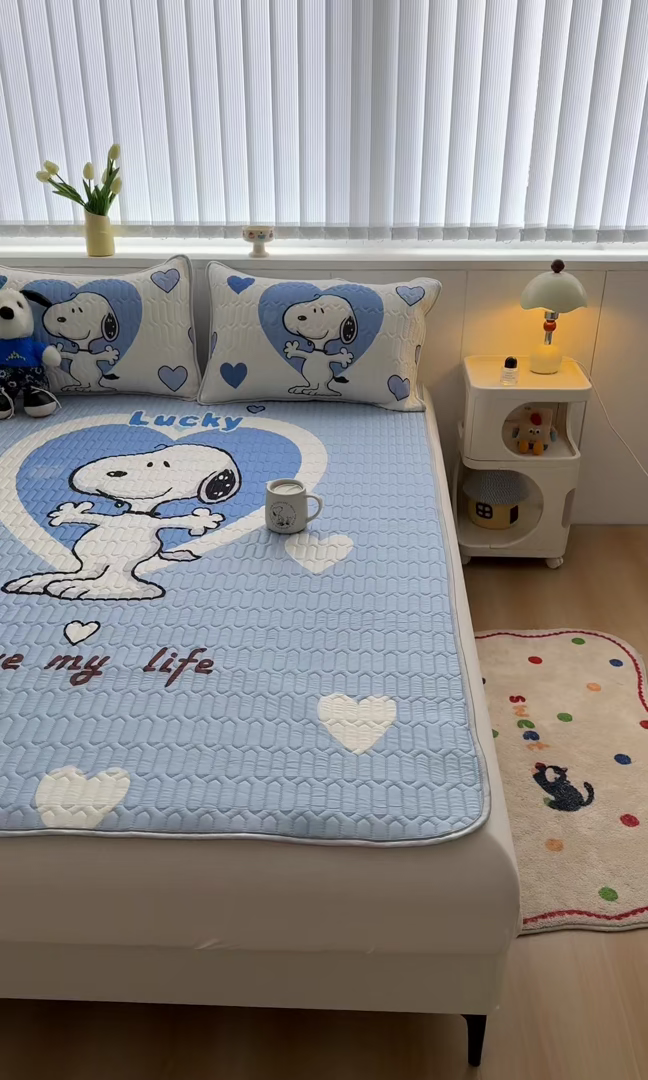 91家纺网 家纺一手货源 找家纺 色鬼布艺高端家居主号 2026新款卡通史努比凉感丝乳胶席子凉席夏被夏凉被空调被 史努比爱心