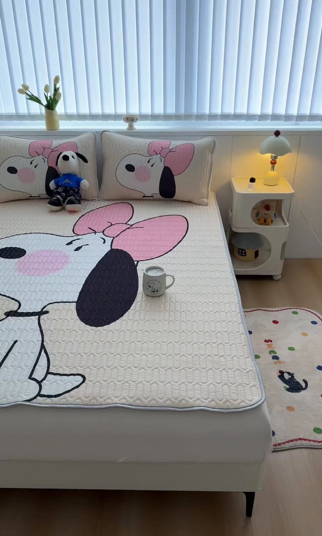 91家纺网 家纺一手货源 找家纺 色鬼布艺高端家居主号 2026新款卡通史努比凉感丝乳胶席子凉席夏被夏凉被空调被 史努比公主妆