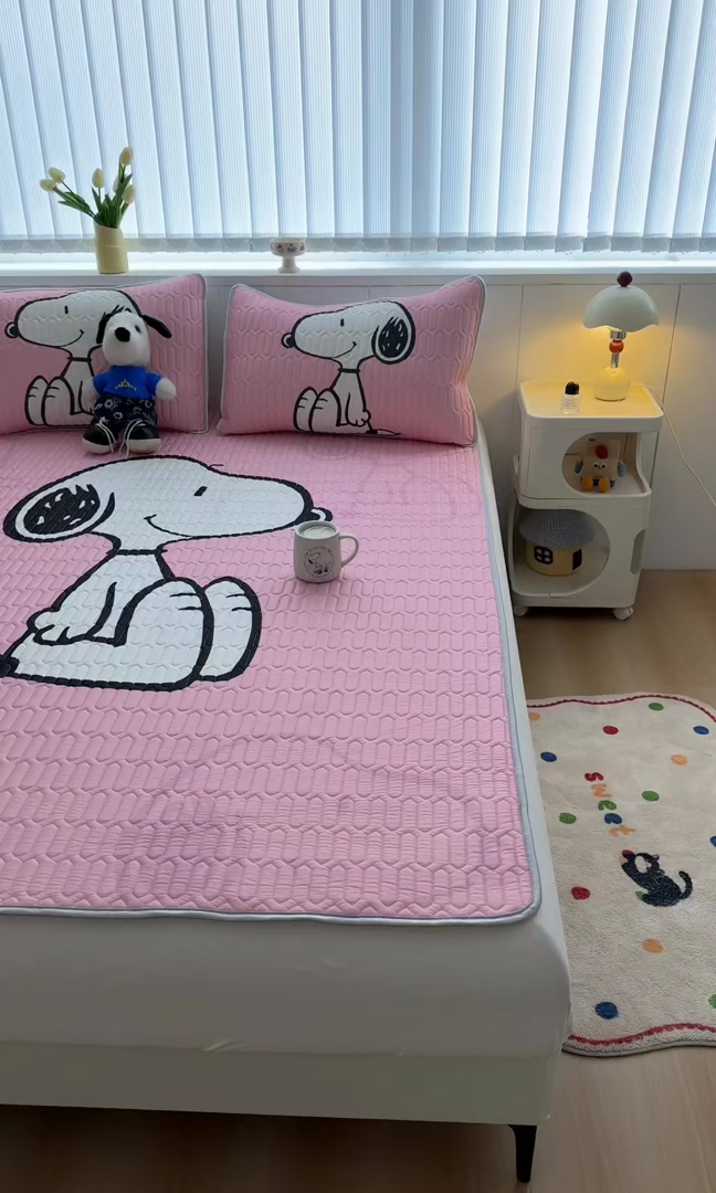 91家纺网 家纺一手货源 找家纺 色鬼布艺高端家居主号 2026新款卡通史努比凉感丝乳胶席子凉席夏被夏凉被空调被 史努比樱花粉